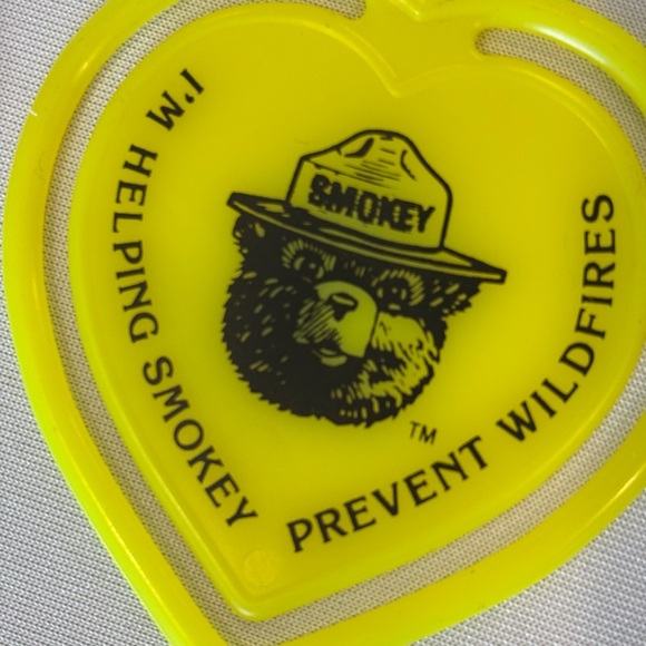 VINTAGE Set of 3 Smokey the Bear Neon Pink and‎ Yellow Heart Shaped Bookmarks - Picture 4 of 11